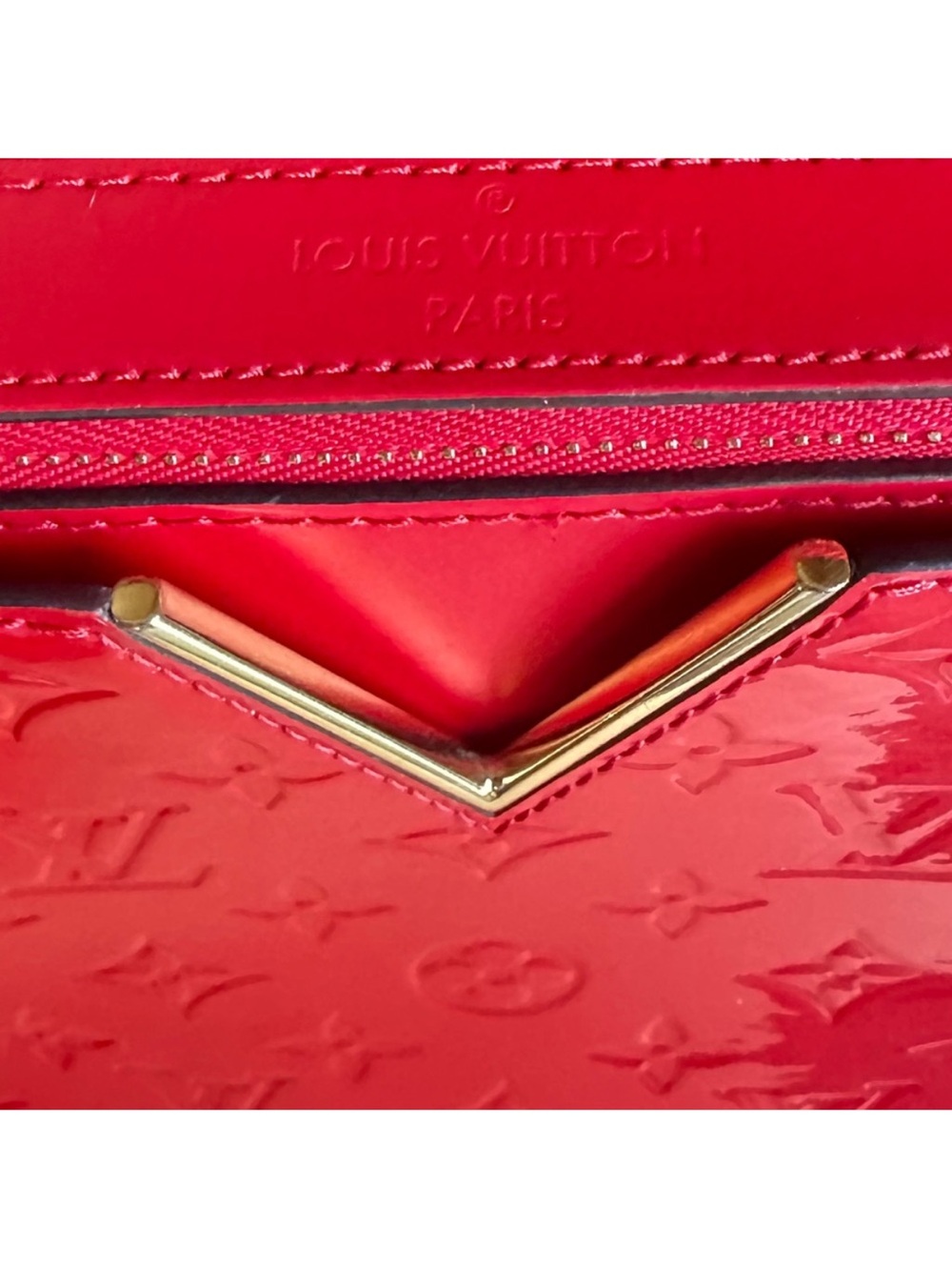 Louis Vuitton New Melrose
Monogram patent leather two way bag RETAIL 3,500 - Picture 9 of 9